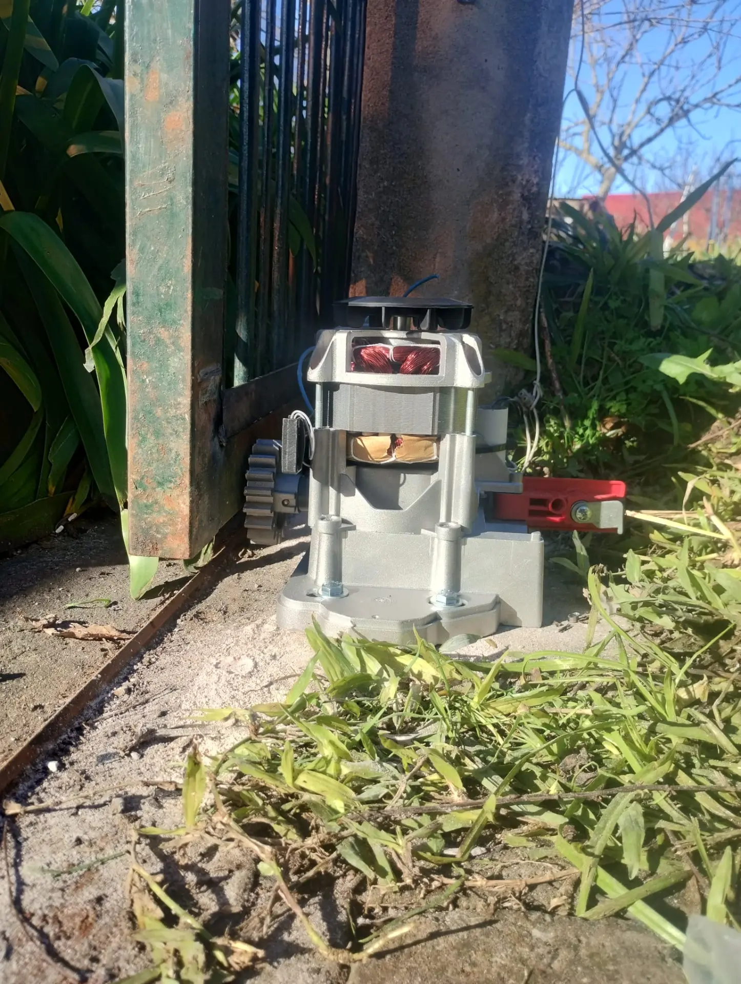 Motor de portón desarmado para reparación